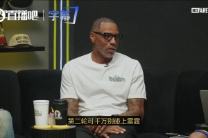 魔鬼身材配上硬核球技！球场上的男生谁能防下学妹布朗妮？